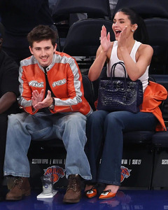 Кайли Женнер Knicks-ийн багийн өнгийг өөрийн стильтэй хослуулж, Birkin-ээр гоёлоо